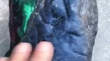 都说黑石头出帝王绿，这一块能切出梦寐以求的帝王绿吗，在线等