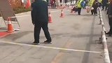帅气警察全程帮高三孩子提行李，为了战“疫”大家都辛苦了