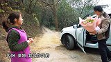 包立春喜提新车，桃子姐做一盆钵钵鸡招待兄弟伙，美滋滋