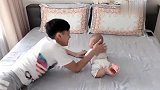 爸爸教小宝贝翻身，可爱的宝贝一学就会