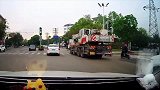 行车记录仪：遇到这种司机真不能和他硬杠，生命只有一次啊