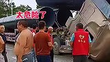 货车拉管出意外，太危险了