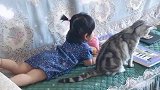 小宝贝躺在沙发上的样子，真的超级可爱