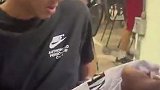 一位粉丝向贝林厄姆要签名 结果贝林反过来请他合影