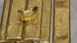 小伙上山打猎发现山洞中金光闪闪，大胆敲下来一看，要发大财了