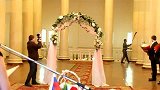 搞笑-20120321-最尴尬婚礼新娘走红毯时掉婚纱