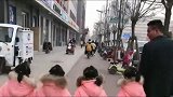 爸爸带着四个小情人逛街，瞬间把马路都占满了，路人都惊呆了