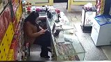 雨天男子脚滑摔进小店，为缓解尴尬买了东西