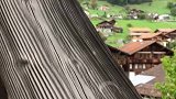 爬上乡村的教堂，瑞士的小山村尽收眼底。