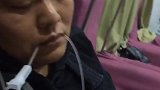 女儿因腹泻医院输液 爸爸怕太凉用嘴暖输液管