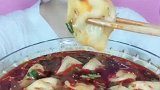 红油油的酸汤水饺，小姐姐一口接着一口，越吃越上瘾
