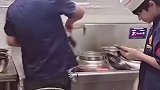 老师傅带徒弟现场
