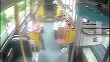 广西柳州：乘客突然冲向司机室，大喊大叫直抓司机手臂