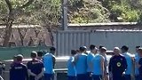 队友训练前拍打亚马尔 祝贺他获得劳伦斯最佳青年运动员奖