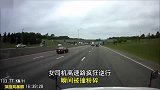 第一次见这嚣张女司机，高速飚速逆行，秒被撞成碎片