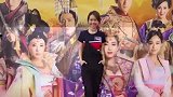 32岁黄心颖手捧蛋糕大笑庆生 许愿称要变得更疯狂