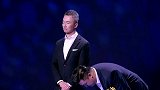 贾冰作品获评委肯定，立马谦虚鞠躬一脸成就感，挺不容易的！