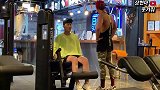 韩国恶搞：魔性笑声欧巴，恶搞在健身房教练面前发出嗲嗲的叫声