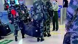 女兵退伍，妈妈去车站迎接，这不就是我妈梦想中我的样子