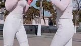 两位小姐姐对跳广场舞，看到这一幕，你还会“讨厌”广场舞吗