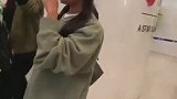 吉克隽逸现身机场，自黑道：我可能得打个灯！姑娘太可爱了！
