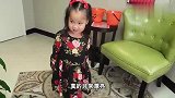 「美国领养美美」美美去上学,看到小娃这身打扮,被可爱到了