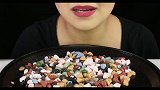 小姐姐吃的是石子吗不，是石子形状的巧克力啦