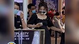 杨超越免税店排队购物 超越妹妹少女感十足呀！