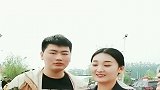 朱单伟带媳妇出来玩，陈亚男笑脸面对网友，小伟却不太自在！