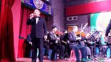 这位大叔唱的歌曲《大江南》；洪亮的声音，穿越了时空