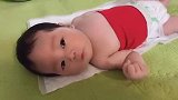 好可爱的新生儿，自己躺在床上玩，大眼珠子转来转去的，好萌啊！