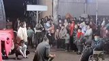 全力投入的民间表演，扑面而来的乡土气息