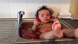 妈妈把宝宝和草莓一起扔进池子里，小娃一边洗澡一边吃，太享受了