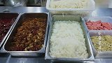 实拍大厨做毛血旺，一次做满满一大锅，看着就有食欲，味道超赞