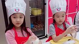 萌娃们在做蛋糕呢，特别的开心