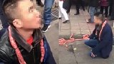 四川一男子拿起猪肉摊30斤香肠就跑 被抓后脖子挂香肠跪地求饶