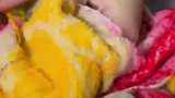 男子看女友睡觉，每天都摸着阿贝贝才能睡着