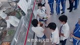 学校举办元旦晚会,学霸竟跳起肌肉舞,还拿了第一名!