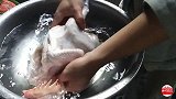 冬至到了，农村小伙和奶奶忙着做菜，猜猜是什么好吃的
