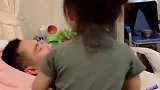 爸爸生病住院，女儿就是这样陪床的，不愧是小棉袄，爸爸都乐坏了