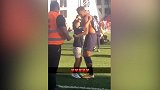 什么是巨星！抱小孩送球衣内马尔暖的就像个大哥哥