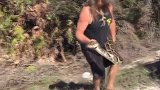 美国捕蛇人赤手捕获5米长巨蟒 取出78颗蛇蛋