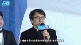成龙现身火锅店打扮休闲，步履蹒跚疑似旧伤复发令人担忧