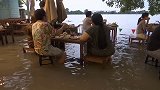泰国：一家被洪水淹没的河边餐厅爆红，食客体验水中用餐的乐趣