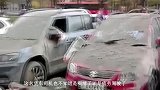刚提的新车停在路边，谁能料到下一秒就报废了！