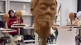 两男生做好泥人后竟连扇带打，泥人画风逐渐离谱