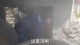 九月九酿新酒：小伙伴探访山村烧酒坊，抓起红高粱就往嘴里塞