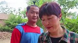 母亲带着傻儿子出去捡破烂，捡到一个包等失主，没想却等来了恩人