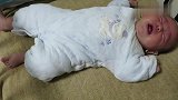 4个月的小宝宝一个人躺着，哭到声嘶力竭也没人理，可怜的娃