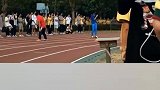 男生接过接力棒后，拼命狂奔把鞋都跑掉了